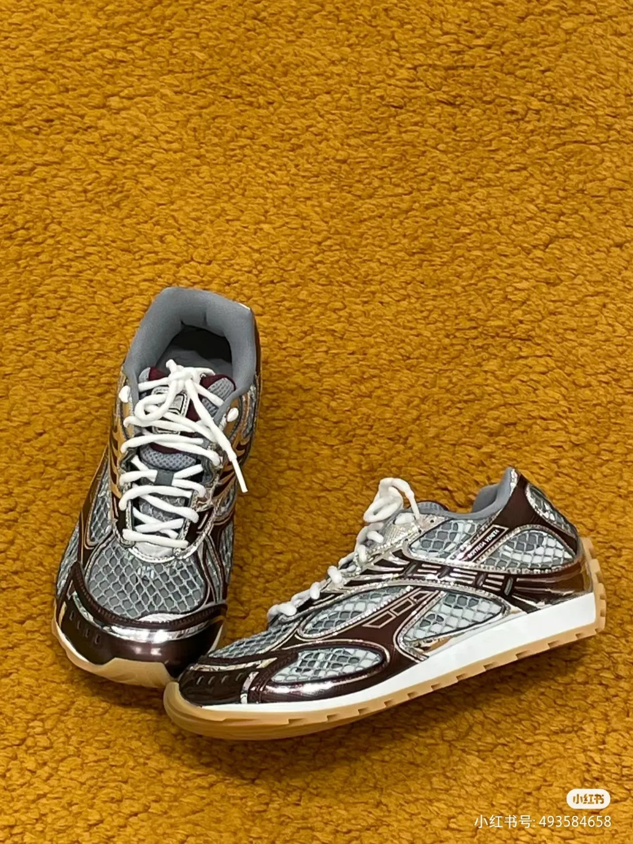 👟👟Ex-factory price 600👟👟 Top version (couples style) Bottega Veneta 23ss autumn and winter show style BV Orbit sneakers Wang Yibo same style couple style casual shoes dad shoes! Runner sneakers! Original purchase and development! Made of original lightweight technical mesh fabric, the same as the original version! The process is complicated! Paired with a rubber outsole designed with a geometric pattern, the high version of the Wang Zha series is actually much taller, but the legs still look slim. Very nice. Durable and durable to play with, standard and version-matching shoe packaging technology, look for high-end versions. The original outsole is exclusively molded, and the color-blocked TPU outsole is used. The material and weight are the same as the original! Size: #Female 35-41 (40 and 41 customized sizes are non-refundable) Male 39-45 (45 size customized are non-returnable and exchangeable)